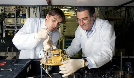 Serge Haroche en su laboratorio con su asistente Igor Dotsenko. 